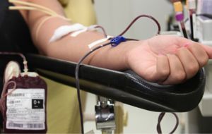 Pessoa doando sangue