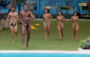 participantes correndo pra piscina