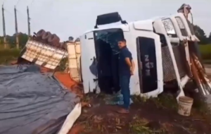 carreta tombada