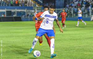 jogadores em campo