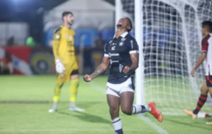 jogador do remo comemorando