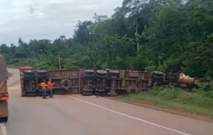 carreta tombada