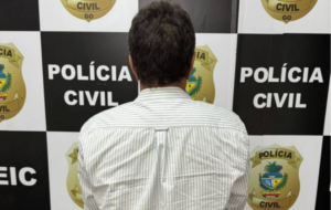 Homem sendo apresentado em delegacia de Goiás