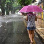 Mulher de guarda-chuvas em Belém