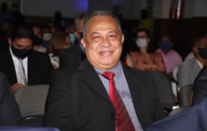 Vereador de gravata vermelha e blazer preto na Câmara Municipal de Paragominas