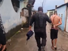 Homem sendo preso durante operação