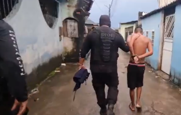 Homem sendo preso durante operação