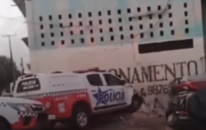 Viatura ao atingir um estabelecimento comercial