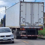 Caminhão transportando os corpos dos imigrantes encontrados em Bragança.