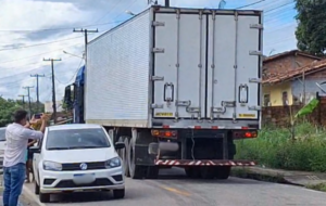 Caminhão transportando os corpos dos imigrantes encontrados em Bragança.
