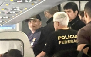 Wladimir sendo de tido dentro do avião