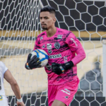 Goleiro Matheus Nogueira do Paysandu em duelo contra o Santos