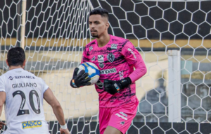 Goleiro Matheus Nogueira do Paysandu em duelo contra o Santos