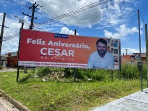 Outdoor com homenagem ao aniversário de César do Asfalto