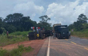 carreta tombada