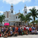 pessoas reunidas em frente a igreja