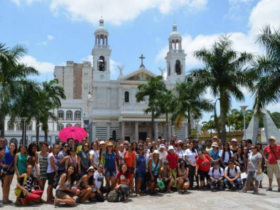 pessoas reunidas em frente a igreja