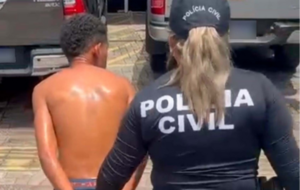 suspeito de costa ao lado de policial