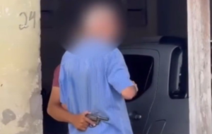 idoso com criminoso armado