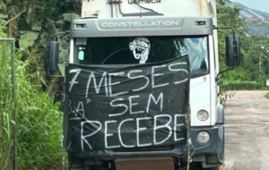 caminhão com faixa na frente
