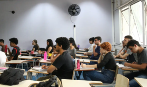 Estudantes em sala de aula.