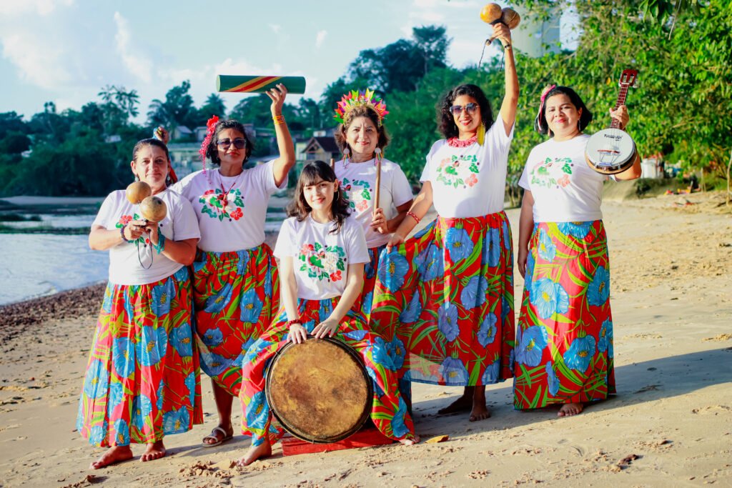 Foto do grupo Batuque Bom, formado só por mulheres que tocam e cantam carimbó,