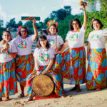 Foto do grupo Batuque Bom, formado só por mulheres que tocam e cantam carimbó,