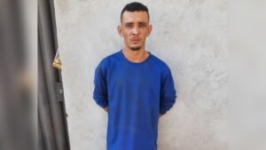 Gênio, vulgo Kuririn, preso pela Polícia Civil, com as mãos pra trás.