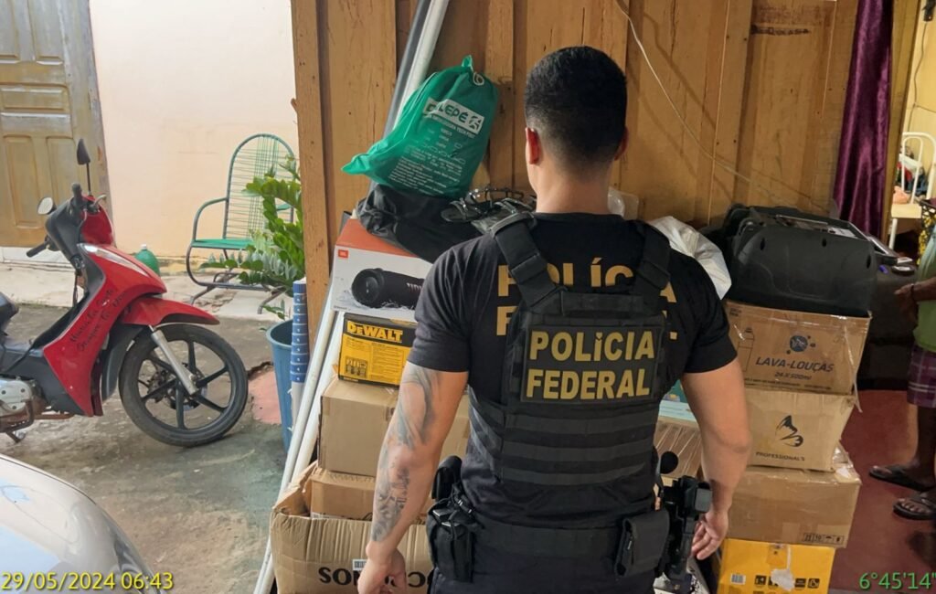 Policial Federal entra na casa do suspeito