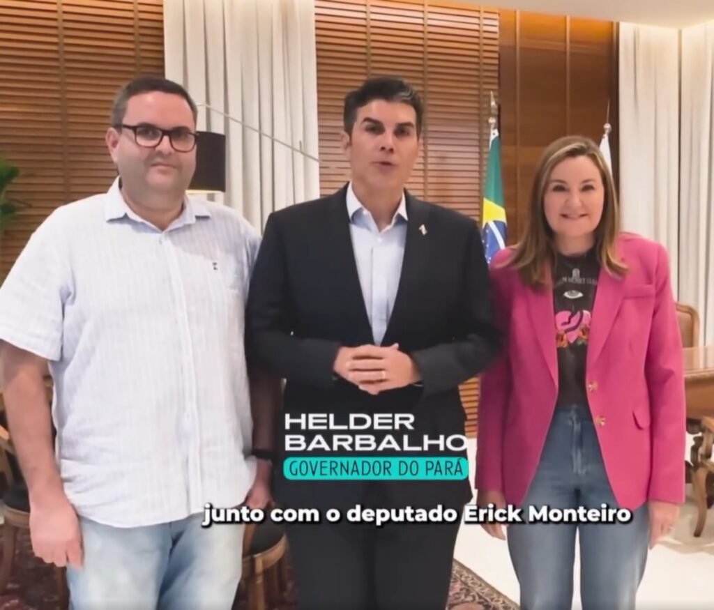 Ao lado do deputado estadual Érick Monteiro (PSDB) e da vice-governadora Hana Ghassan, o governador Helder Barbalho (MDB).