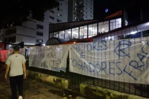 Faixas em frente à sede social do clube.