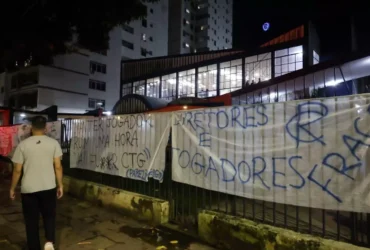 Faixas em frente à sede social do clube.