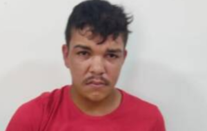 Homem de camisa vermelha sendo preso