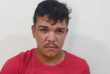 Homem de camisa vermelha sendo preso