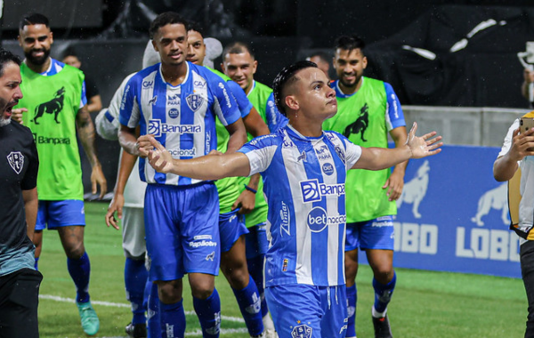Esli Garcia comemorando gol contra o Botafogo-SP