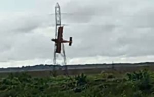 Avião despejando agrotóxico em plantação