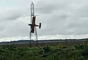 Avião despejando agrotóxico em plantação