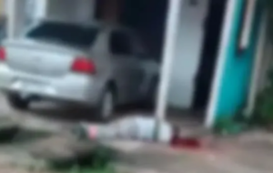 Homem estirado no chão