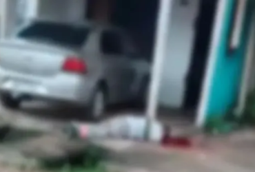 Homem estirado no chão