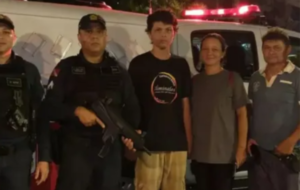 Jovem com os pais e policiais militares.