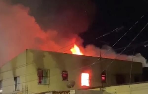 O incêndio atingiu um prédio de kitnets no Guamá