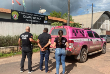 Homem e dois policiais em frente a Delegacia de Paragominas.