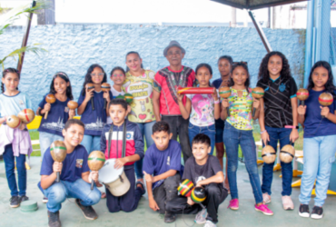 Gonzaga e crianças da Escola Olga Benário.