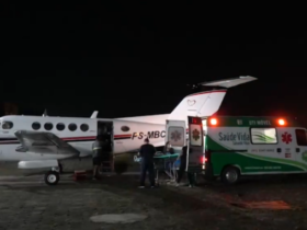 Avião e ambulância transferindo pacientes para Belém.