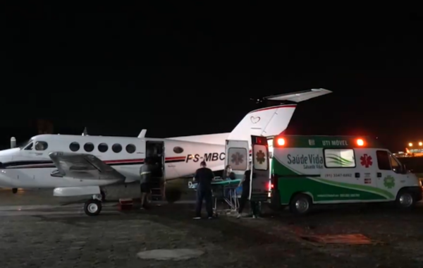 Avião e ambulância transferindo pacientes para Belém.