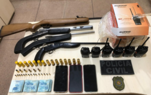Armas, munição, celulares e dinheiro
