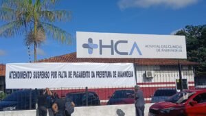Faixa colocada em frente ao Hospital das Clínicas de Ananindeua alega suspenção do atendimento por falta de pagamento, mas a Prefeitura de Ananindeua diz que o estabelecimento está sob análise por divergência administrativas.