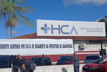 Faixa colocada em frente ao Hospital das Clínicas de Ananindeua alega suspenção do atendimento por falta de pagamento, mas a Prefeitura de Ananindeua diz que o estabelecimento está sob análise por divergência administrativas.