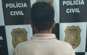 homem preso de costas