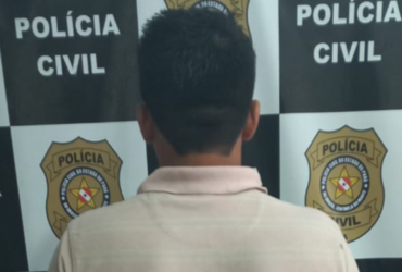 homem preso de costas